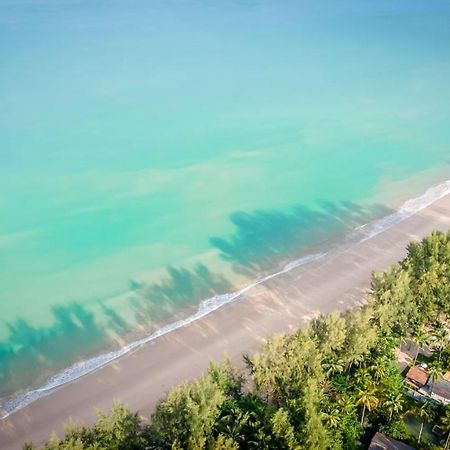 Outrigger Khao Lak Beach Resort - Sha Extra Plus Luaran gambar Aerial view of the beach