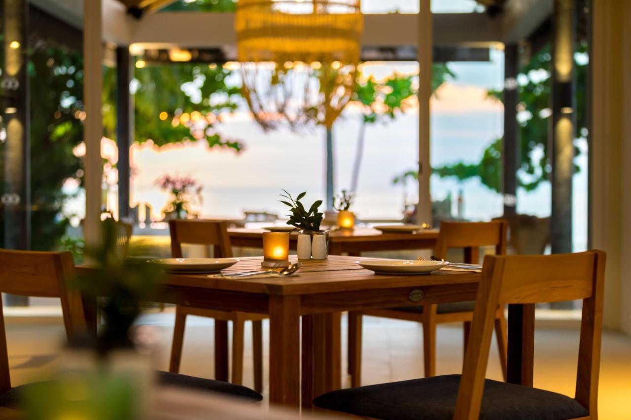 Outrigger Khao Lak Beach Resort - Sha Extra Plus Luaran gambar The restaurant at the resort