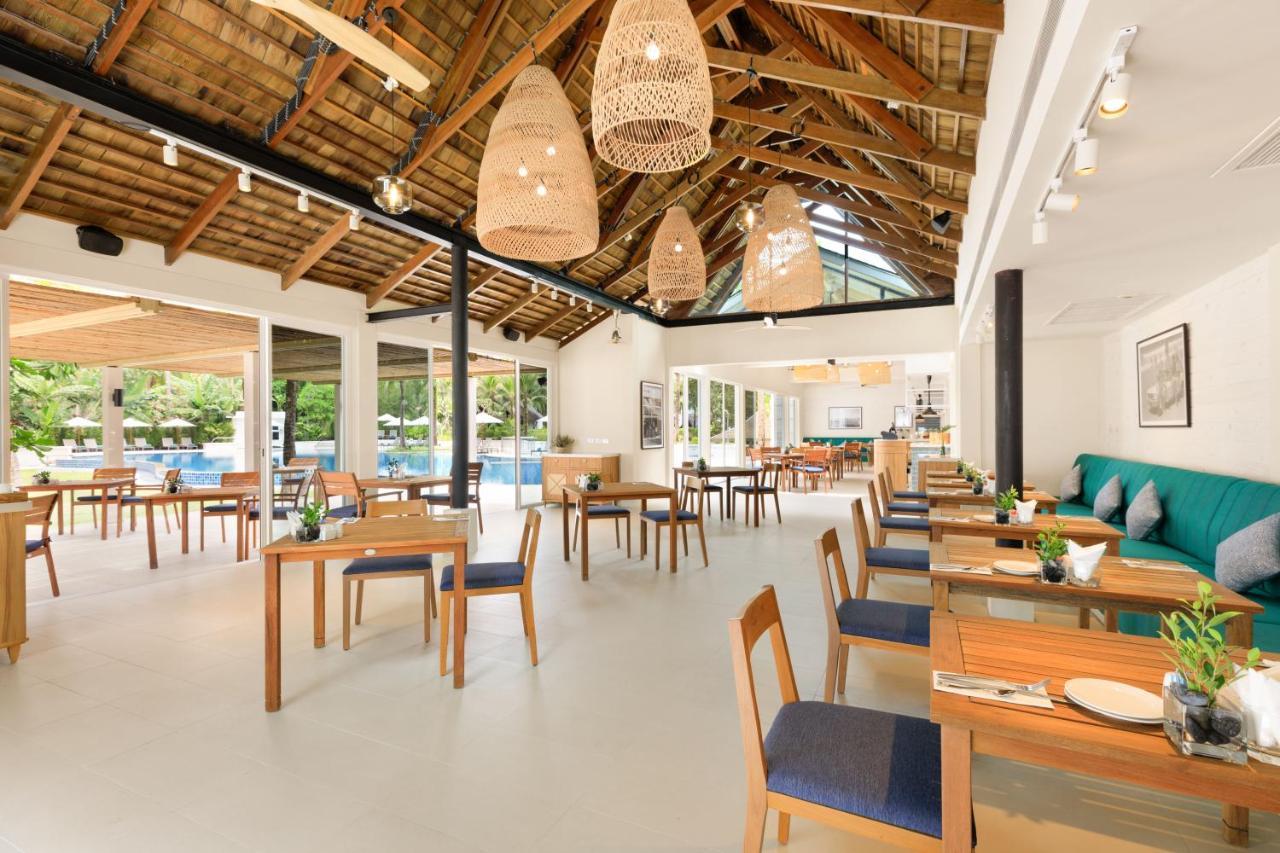 Outrigger Khao Lak Beach Resort - Sha Extra Plus Luaran gambar The restaurant at the resort