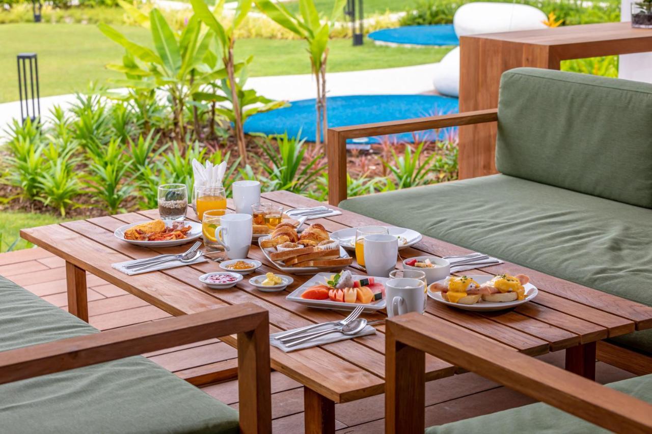 Outrigger Khao Lak Beach Resort - Sha Extra Plus Luaran gambar A breakfast table