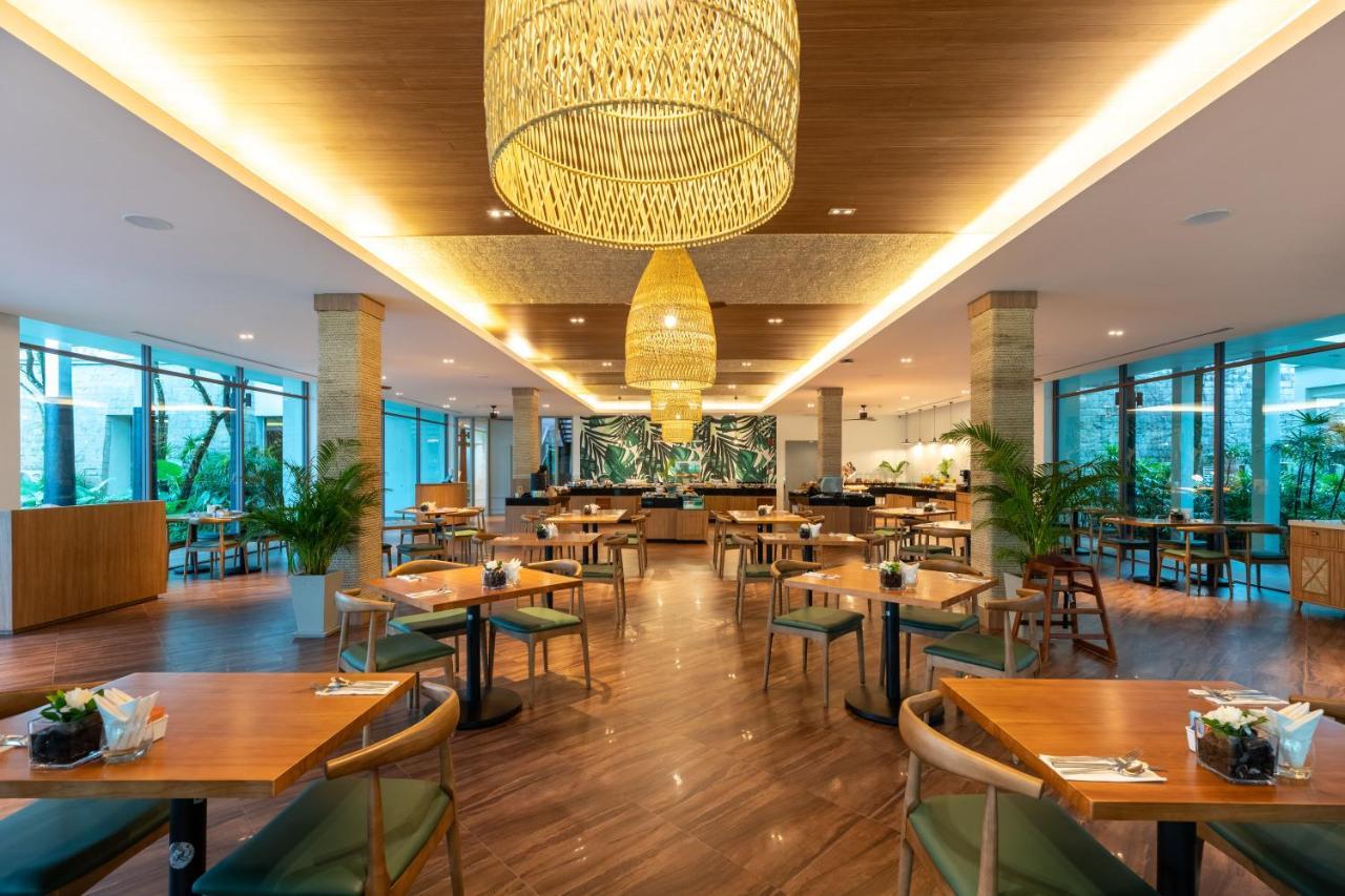 Outrigger Khao Lak Beach Resort - Sha Extra Plus Luaran gambar The restaurant at the hotel
