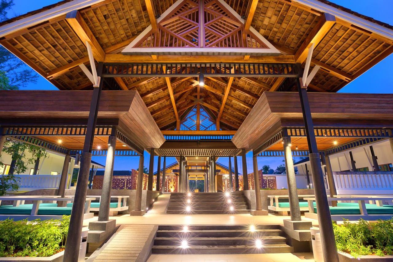 Outrigger Khao Lak Beach Resort - Sha Extra Plus Luaran gambar The entrance of the resort