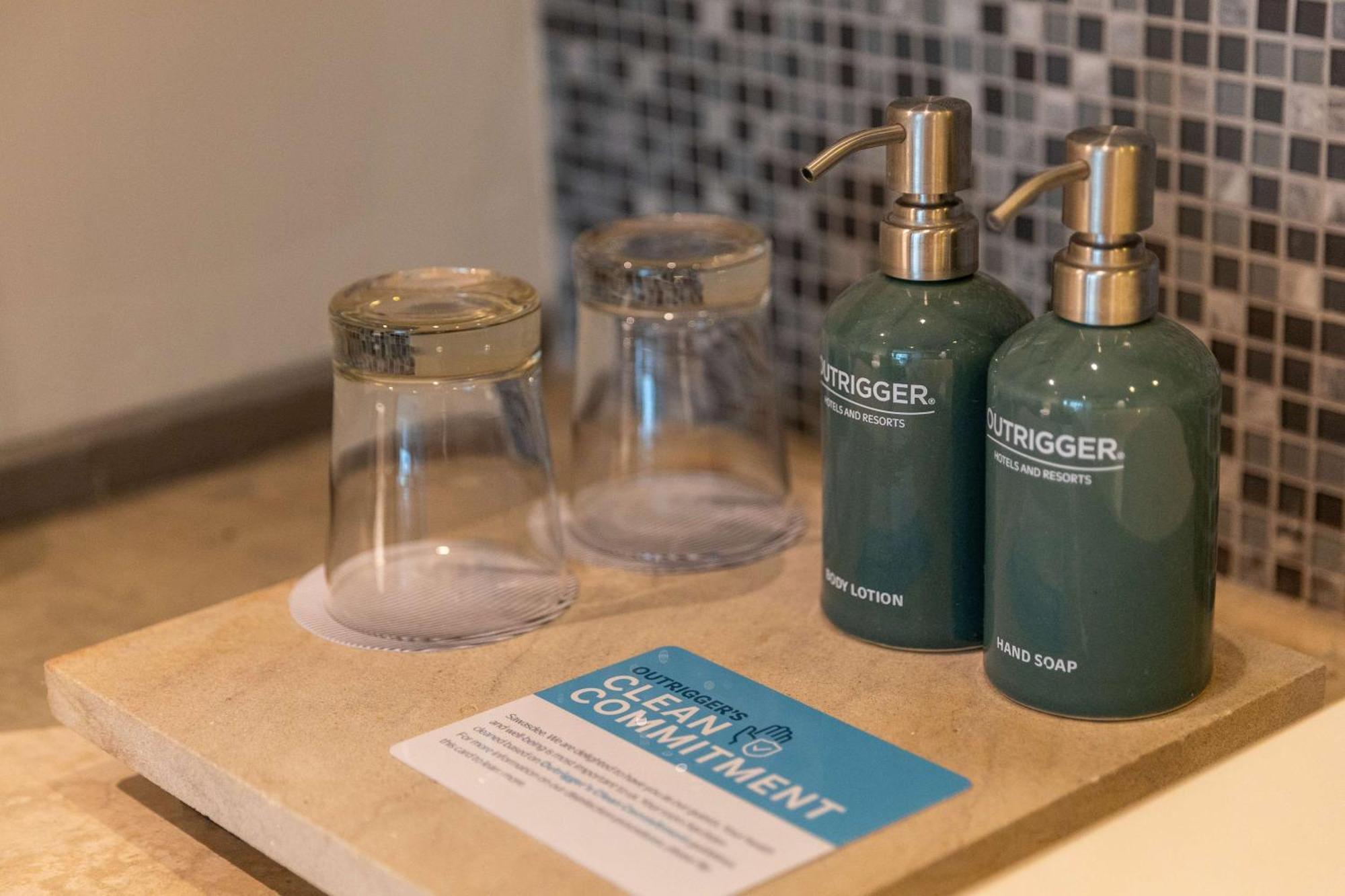 Outrigger Khao Lak Beach Resort - Sha Extra Plus Luaran gambar Soap and lotion dispensers