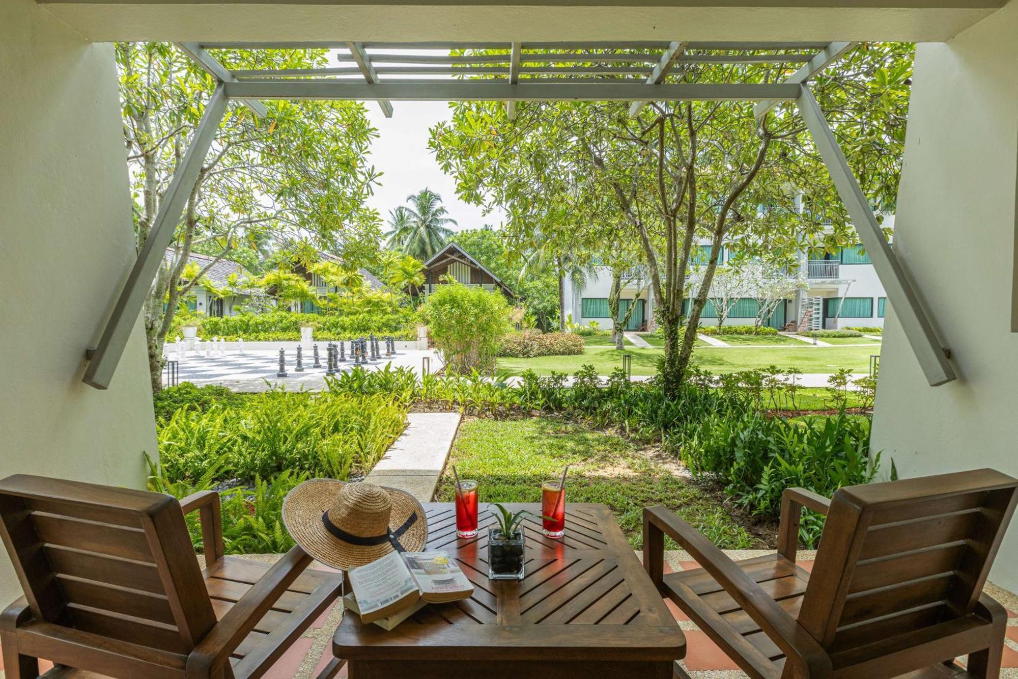Outrigger Khao Lak Beach Resort - Sha Extra Plus Luaran gambar The resort's garden